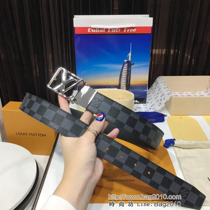 路易威登LV 專櫃同步 最新男士原單腰帶 滑面牛皮配壓格子紋圖案 兩種風格 全新精品光面搭扣 雙面翻轉可用  xfp1402